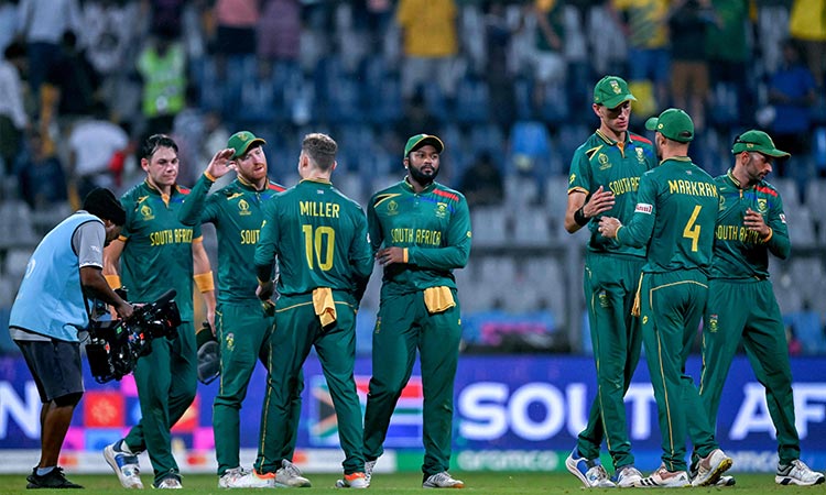 Ton-up De Kock leads South Africa's rout of Bangladesh