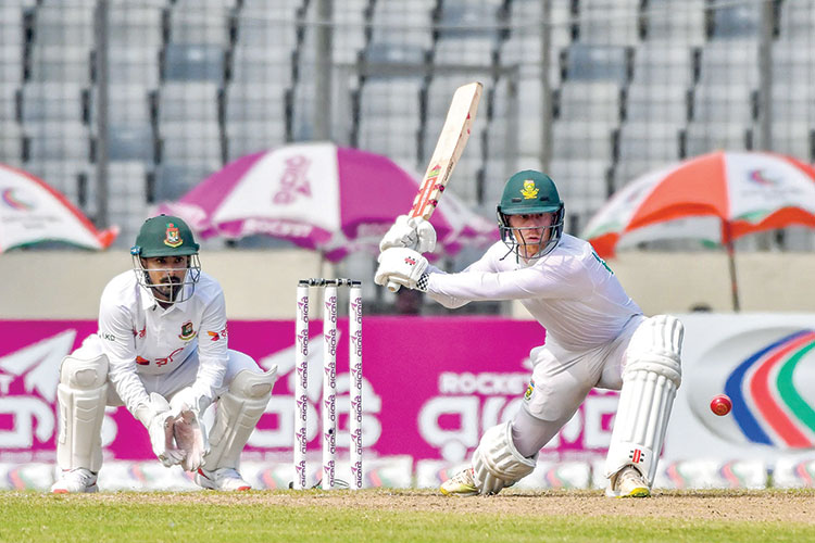 Verreynne scores century to put South Africa in command in first Test against Bangladesh