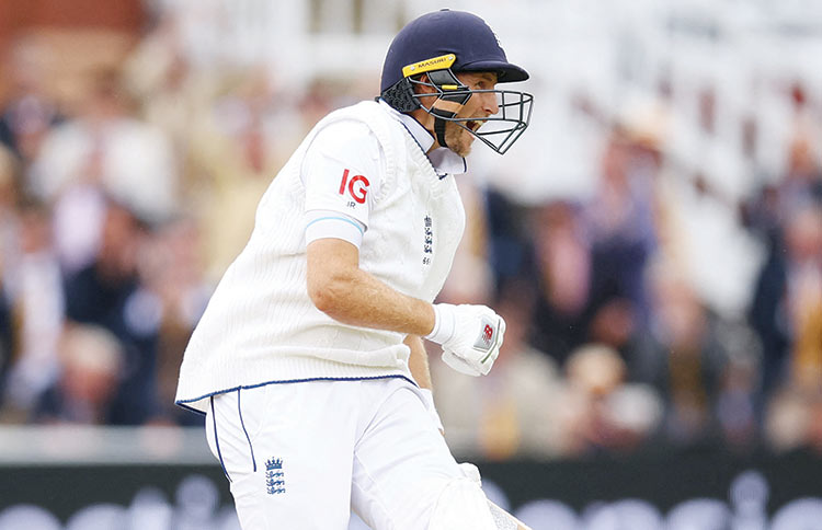 Record-breaker  Root leaves SL  with huge task   in second Test  against England