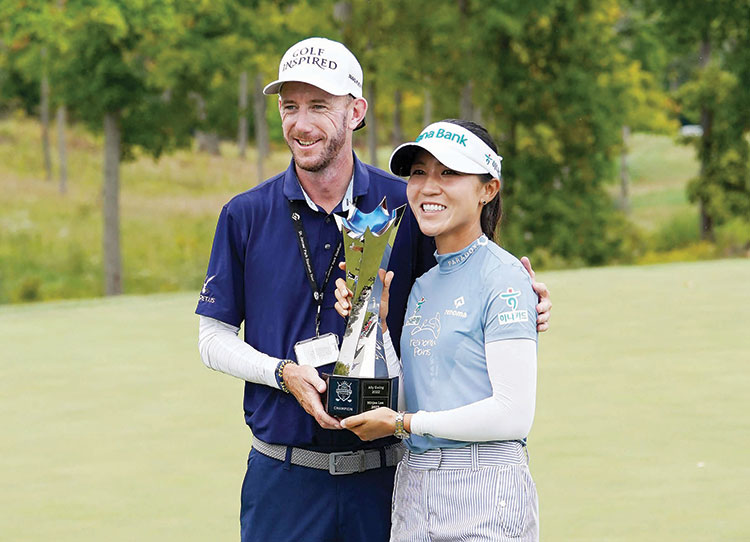 Ko lifts Queens  crown extends   winning streak   with third LPGA  title of the year